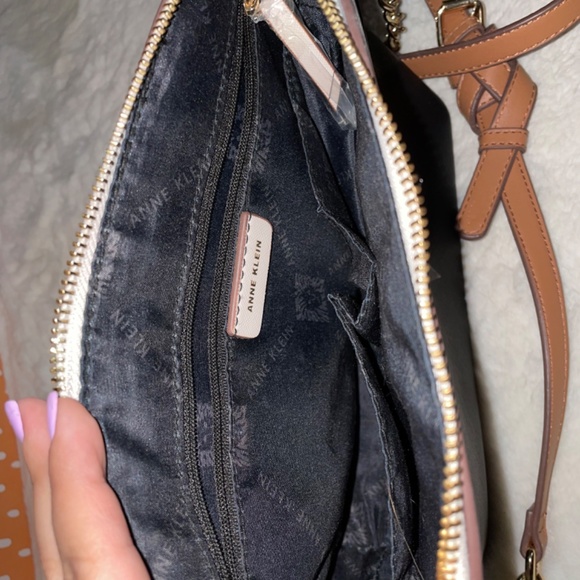 Anne Klein Classic Curved crossbody purse black/ withe - Picture 5 of 5